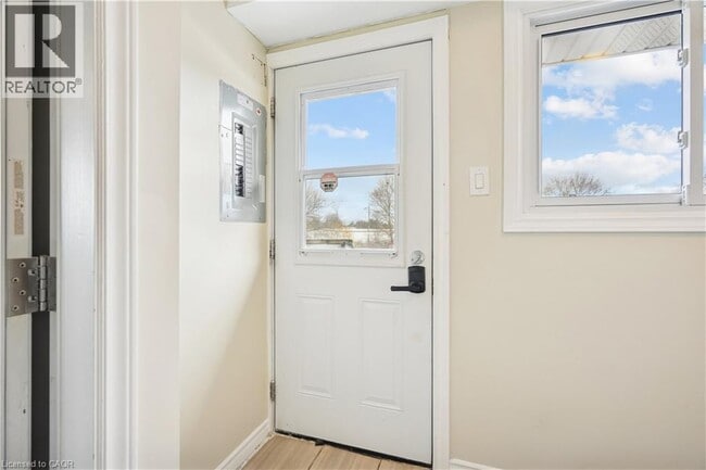 Building Photo - 154 Main St N