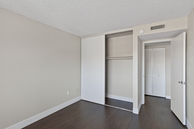 Habitaciones espaciosas que te hacen sentir como en casa. - Verona Apartment Homes
