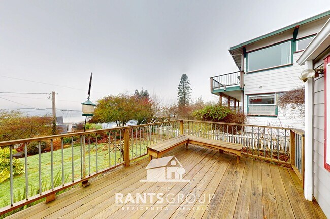 Foto del edificio - 3-Story Eastside Home with Views of the Bay!