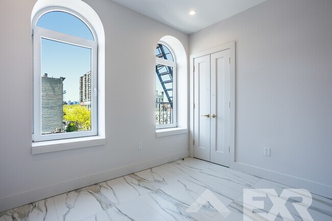 Foto del edificio - 130 Graham Ave
