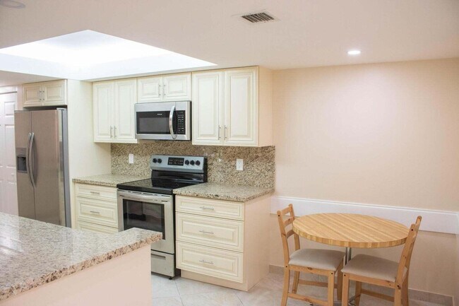 Building Photo - 450 Egret Cir