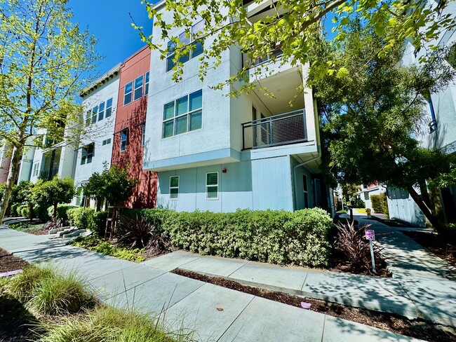 Building Photo - 1627 Centre Pointe Dr