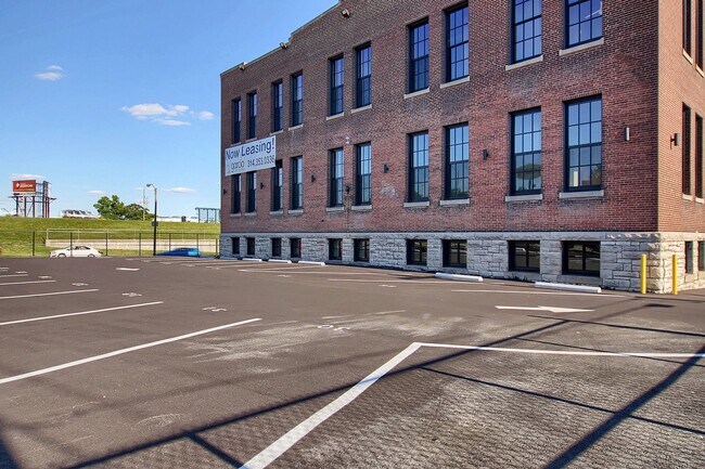 Building Photo - Super Studio Fun-geon