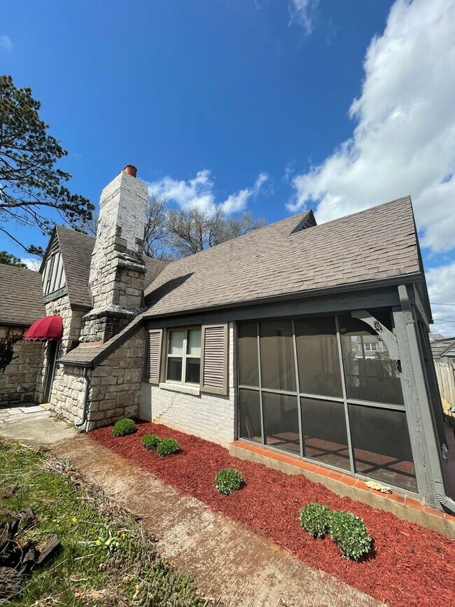 Building Photo - Short Term Rental!Large home right  next t...