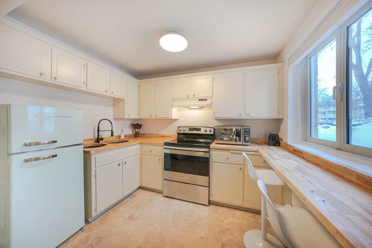 4379 Wilshire Blvd Unit 104, Mound, MN 55364 Condo for Rent in Mound