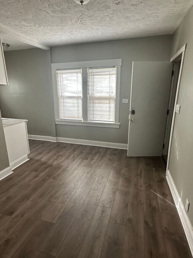 Building Photo - 10610 Lamontier Ave