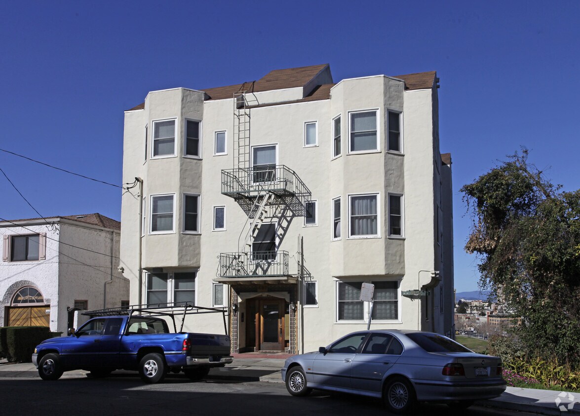 Building Photo - 493-495 Merritt Ave