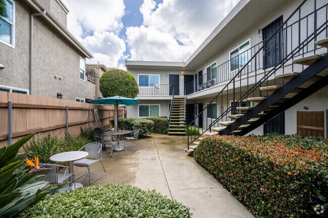 Patio con exuberantes jardines - 1215 Hornblend St