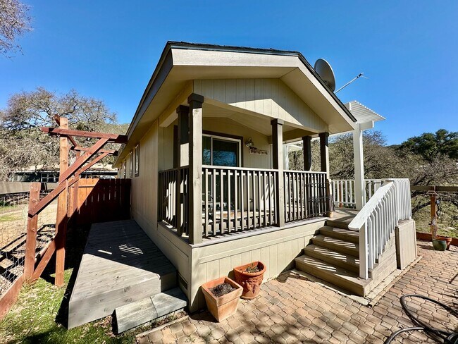 Building Photo - Country 2 Bedroom Available 5/3/2025