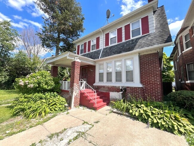 Building Photo - 2047 Seward St