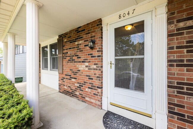 Foto del edificio - 8047 Simfield Rd