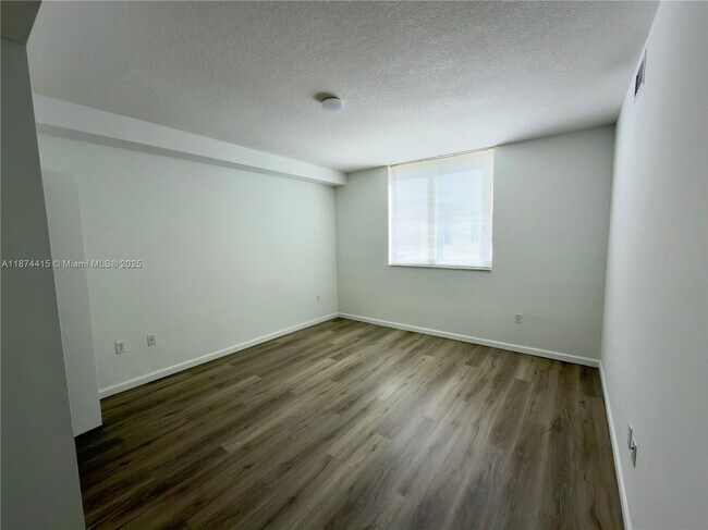 Foto del edificio - 18800 NE 29th Ave