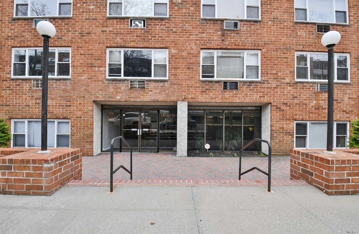101 Lincoln Ave Unit 4A, Mineola, NY 11501 Room for Rent in Mineola