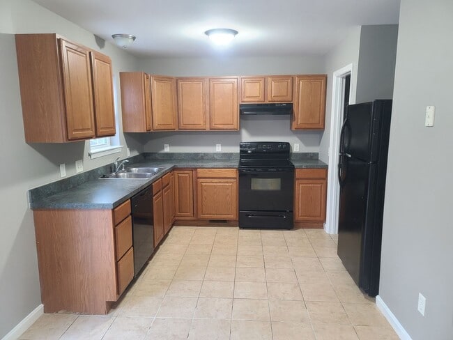 Building Photo - 3 bedroom,  2 1/2 bath town home in Waynesboro PA