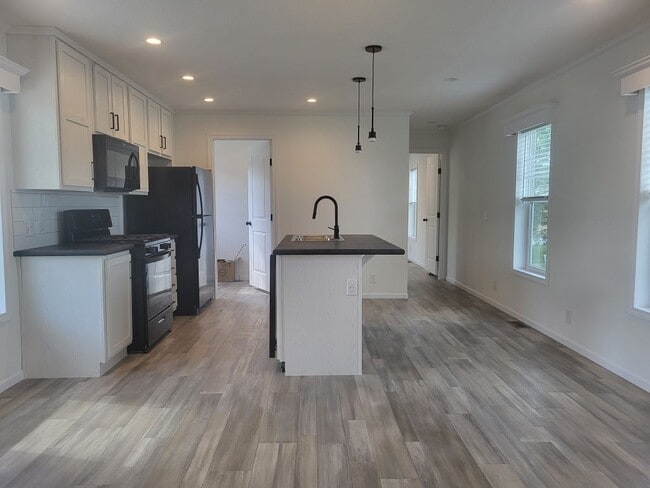 Building Photo - 8 Drake Ln