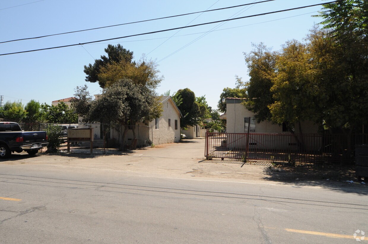 Foto principal - 10961 Roswell Ave