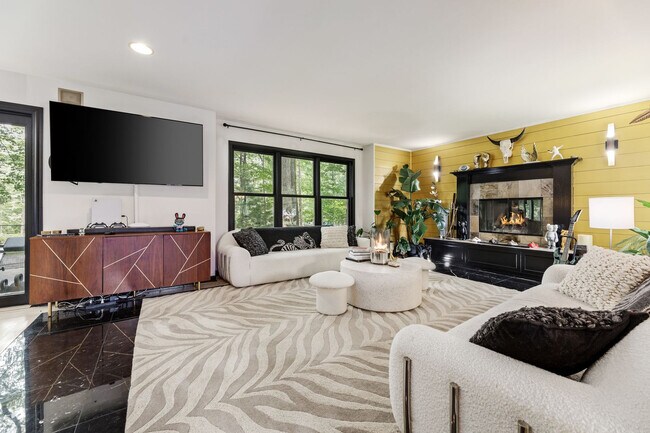 Foto del edificio - 3457 Holiday Village Rd