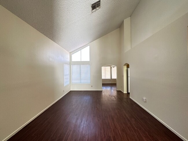 Building Photo - Vista Del Lago