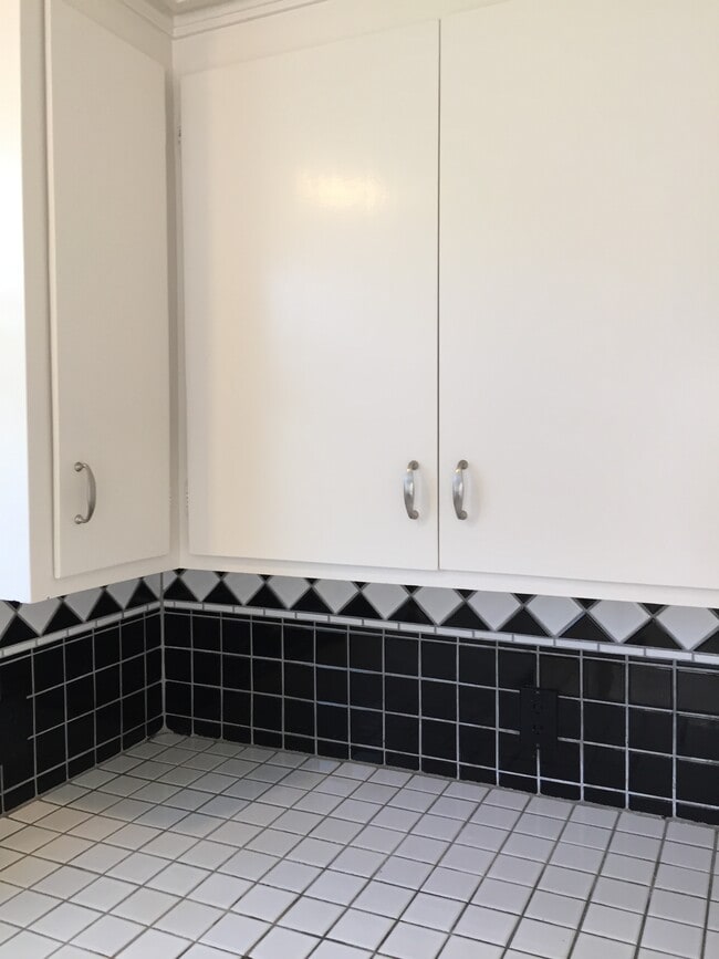 Building Photo - 5828 E Parkcrest St