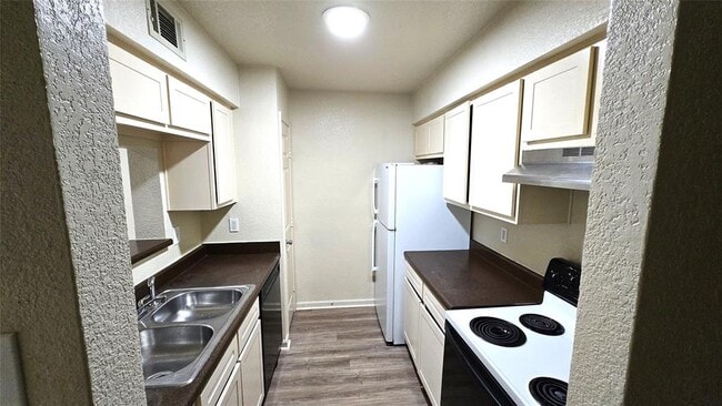 Building Photo - 8100 Creekbend Dr