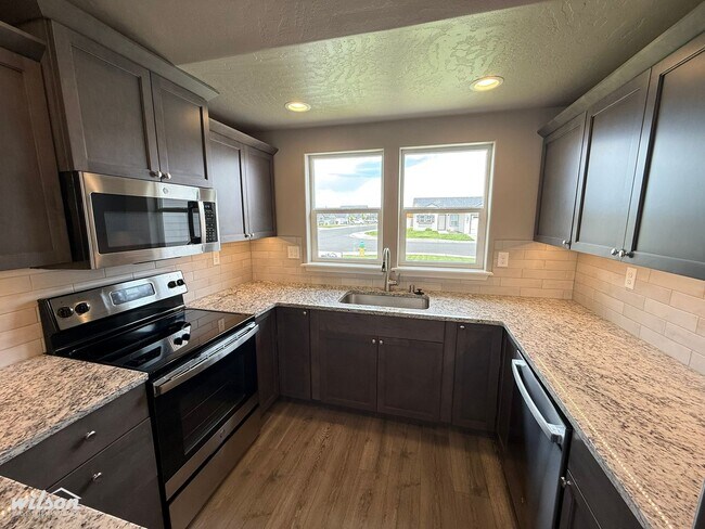 Foto del edificio - 3bd/2ba House in West Valley with Central AC, Fully Fenced Yard and Two Car Garage!