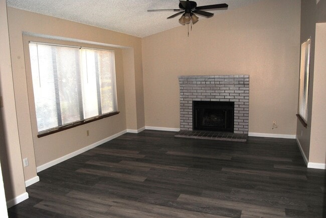 Foto del edificio - 4620 Gorbett Ln