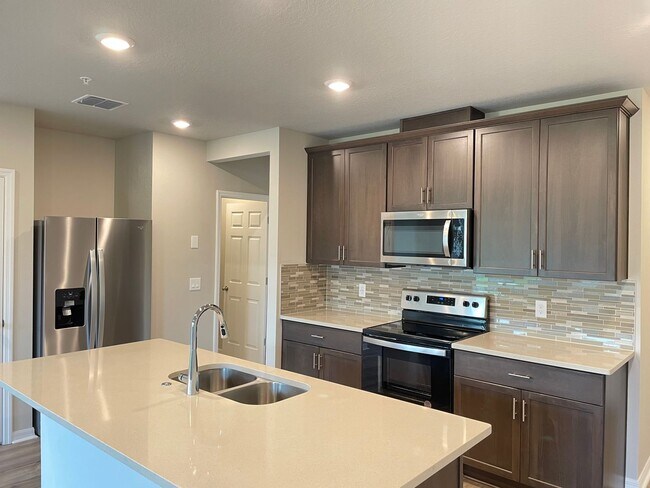 Building Photo - 3 Bedroom, 2.5 Bath Town Home in Greens at...