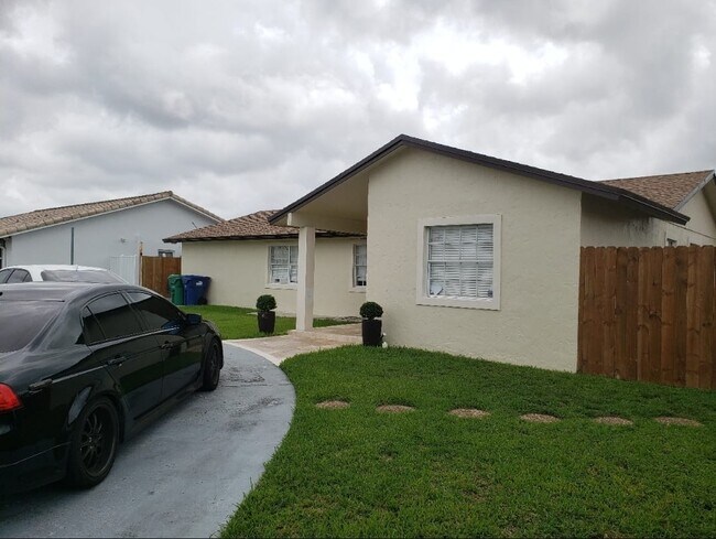 Building Photo - 4301 SW 135th Ave