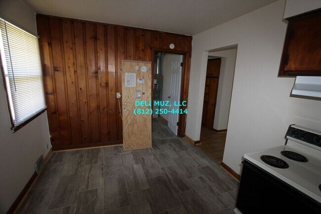 Building Photo - Amazing 3 Bedroom, 1 Bath w/ 2-car Garage,...