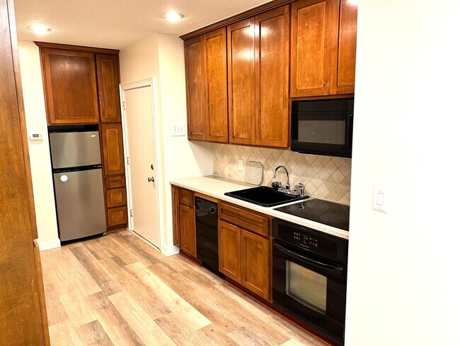 Building Photo - 2930 Ravines Rd