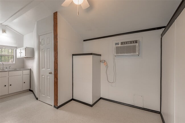 Building Photo - 128 Johnnie St