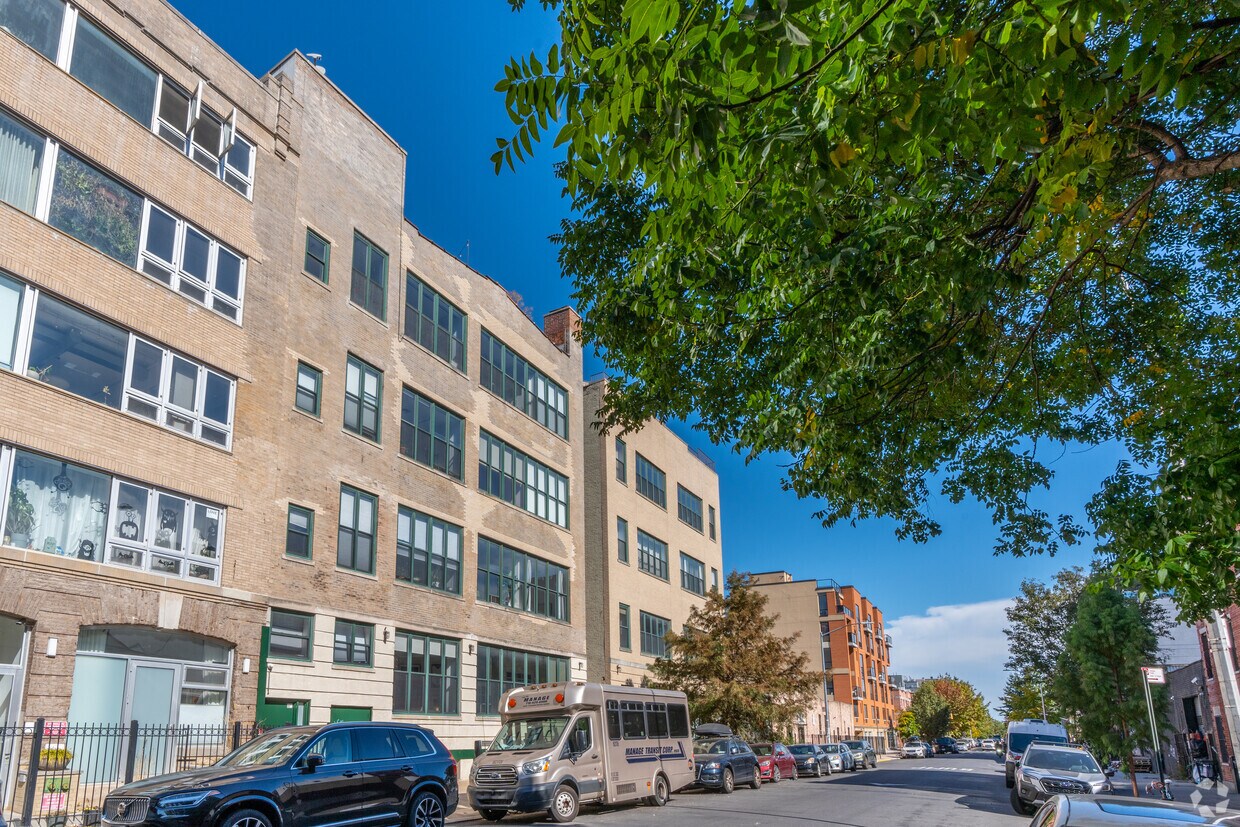 105 Lexington Ave - Artists-In-Residence