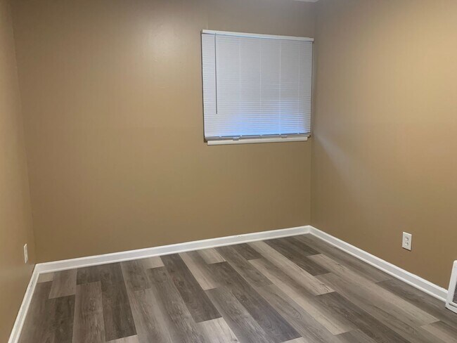Foto del edificio - Recently Renovated Three Bedroom with Carp...