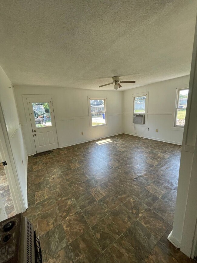 Building Photo - 2 Bed/1 Bath House