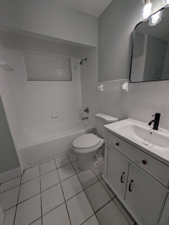 Building Photo - 3221 E Cayuga St