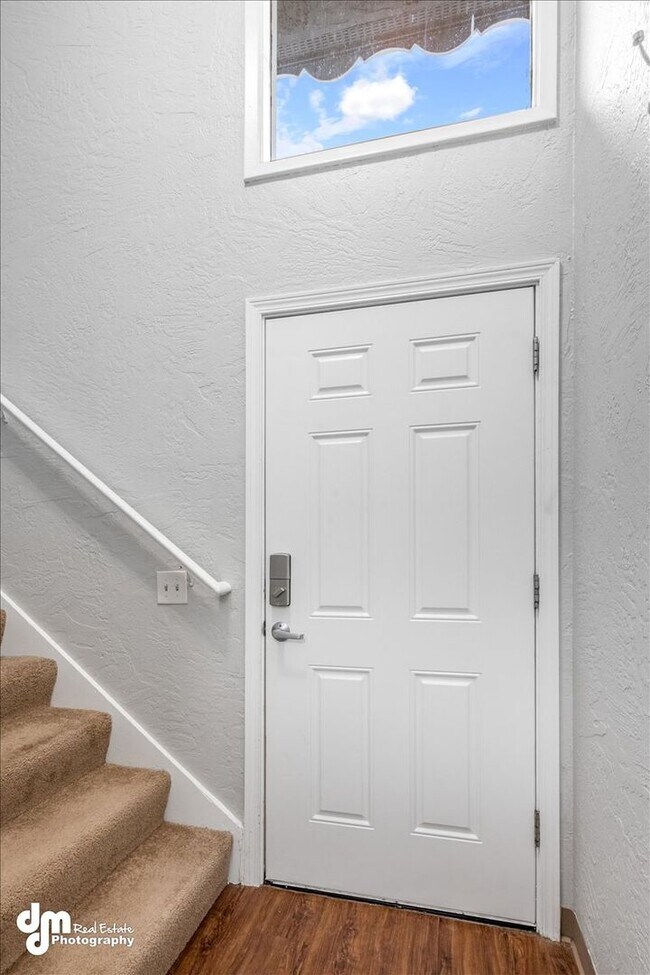 Foto del edificio - 3BD/2BA Triplex Unit with Modern Comforts