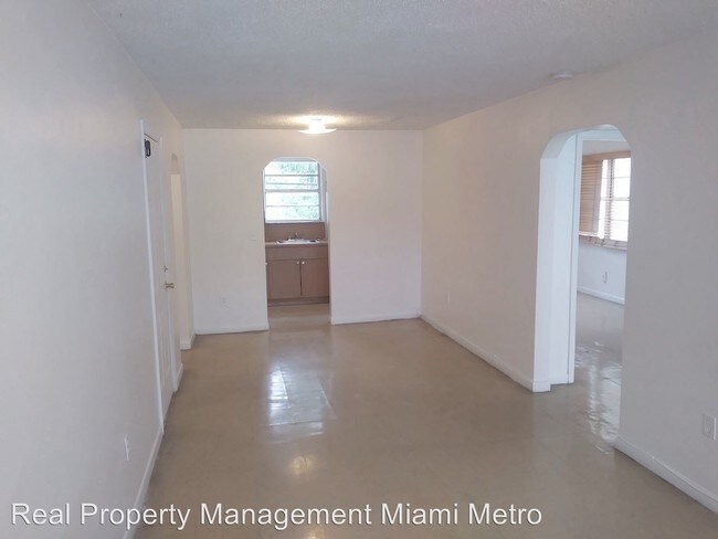 Building Photo - 2 br, 1 bath Apartment - 119 NW 29th St. #108