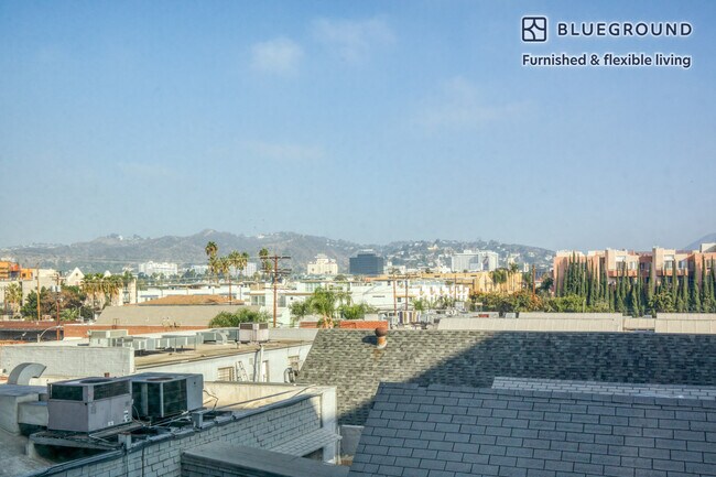 Foto del edificio - 6677 Santa Monica Blvd