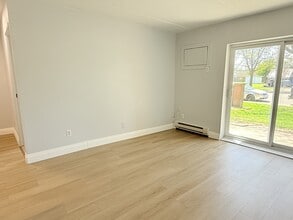 Building Photo - 4 Dufferin St