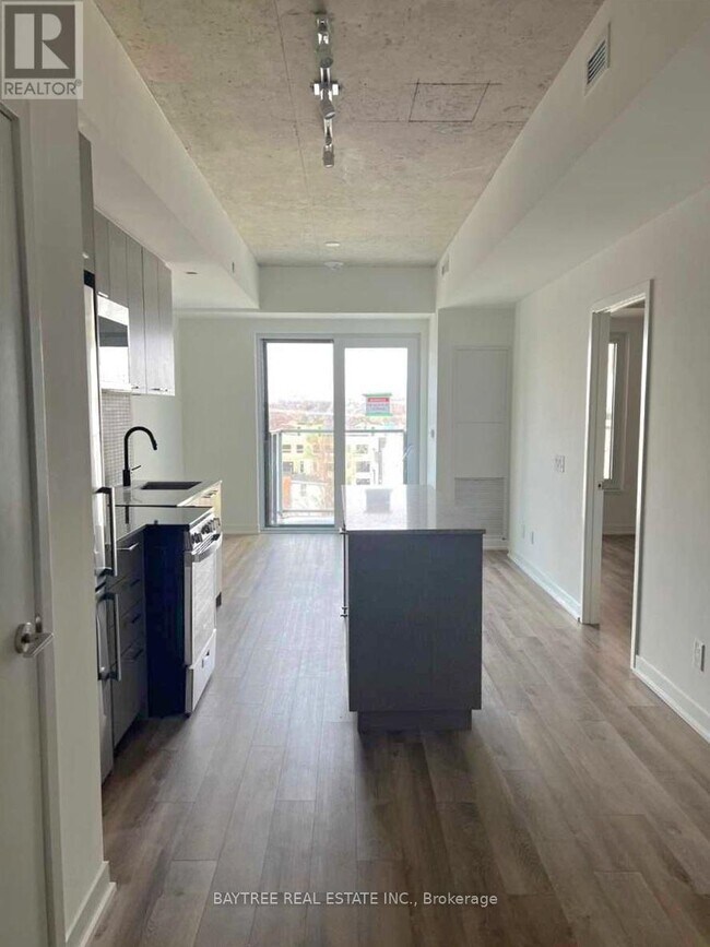 Photo du bâtiment - 1808 St Clair Ave W
