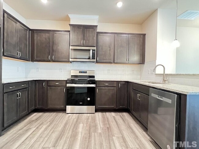 Building Photo - 3 Bedroom 2.5 Double Garage Townhome for Rent