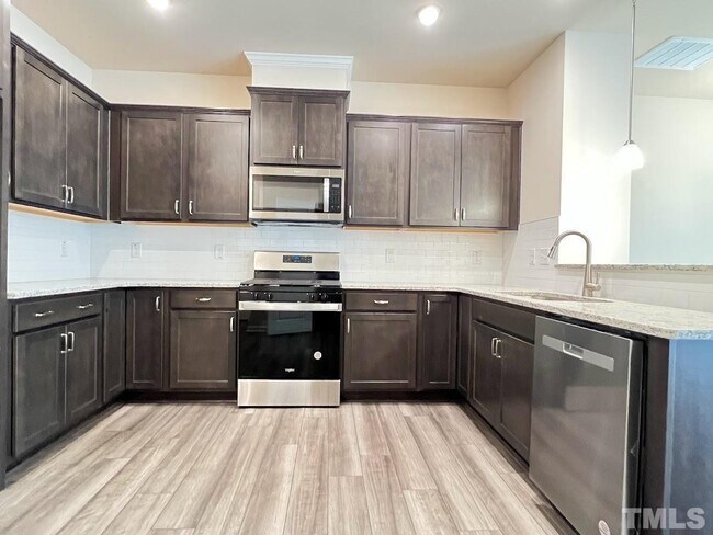 Foto del edificio - 3 Bedroom 2.5 Double Garage Townhome for Rent