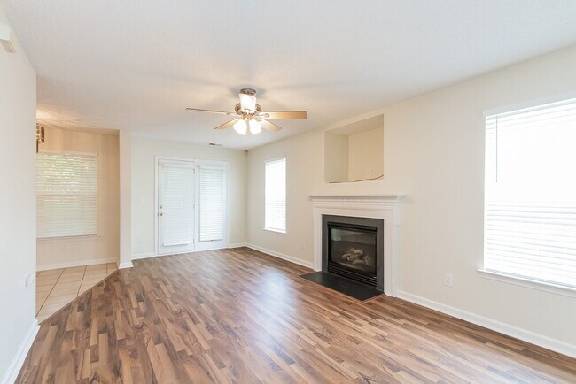 Building Photo - 15476 Stone Hollow Dr