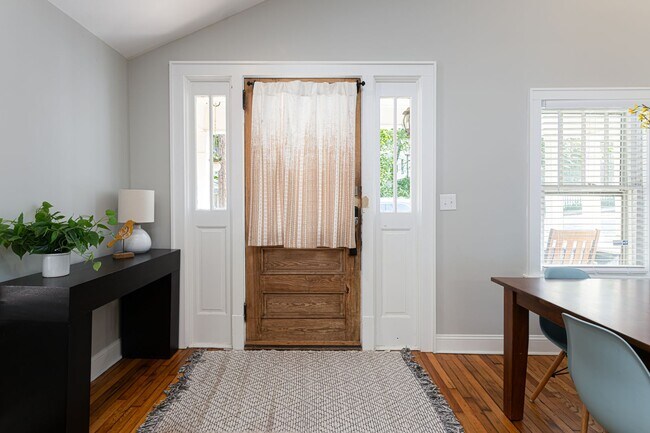 Building Photo - Beautifully Updated House in Montford - Fu...