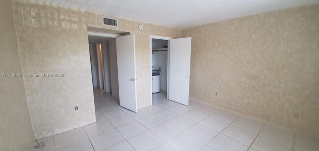 Building Photo - 465 Swallow Dr