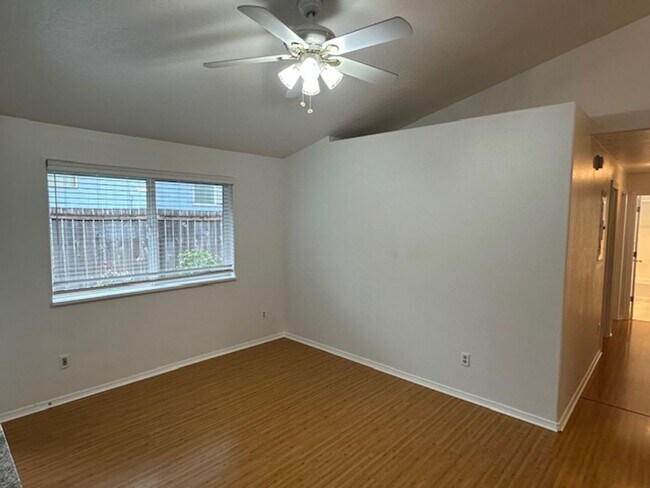 Building Photo - Duplex for rent