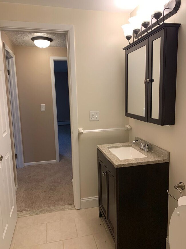 Building Photo - 2 Bedroom 1 Bath