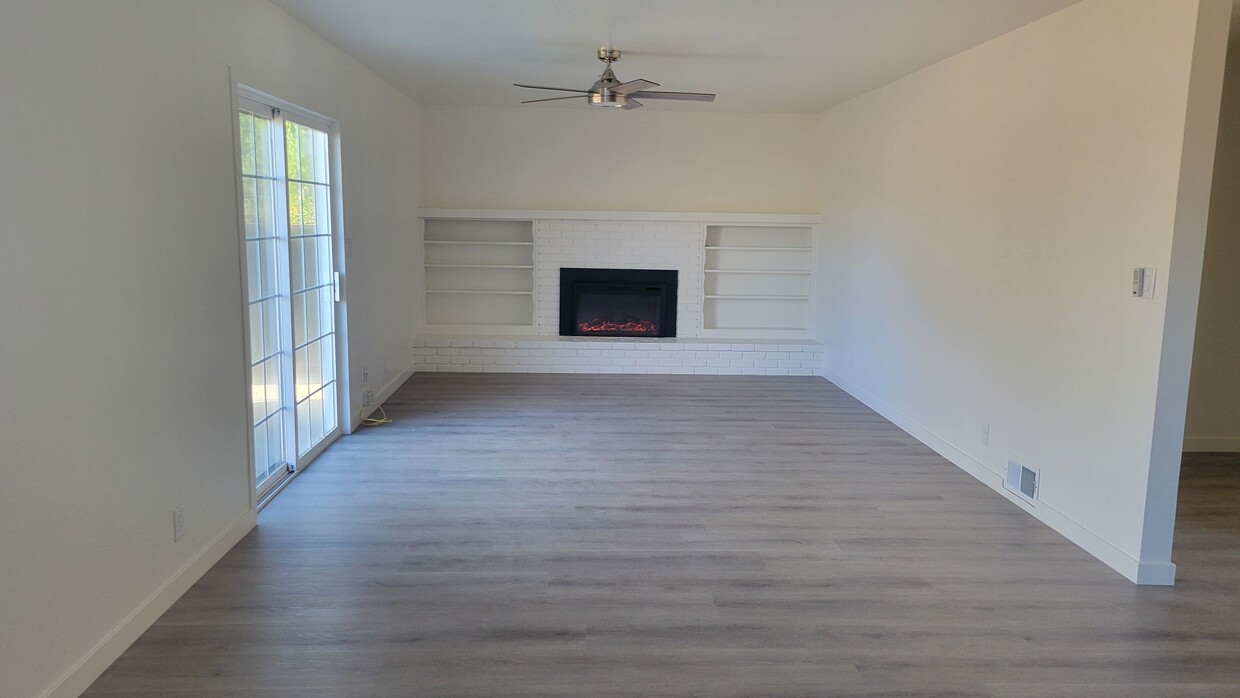 Large living room with electric heater - 2075 Willester Ave