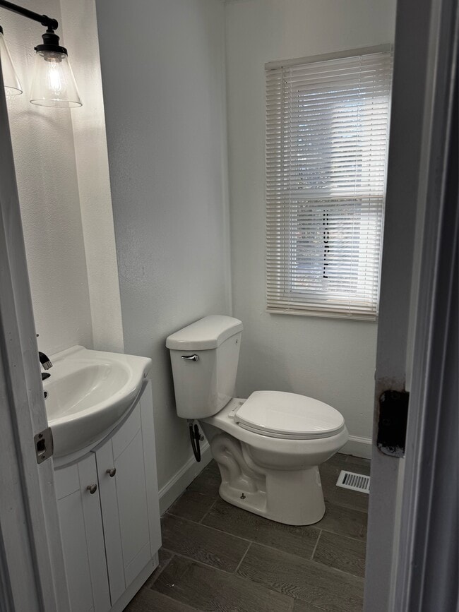 Building Photo - 526 Pershing Ave