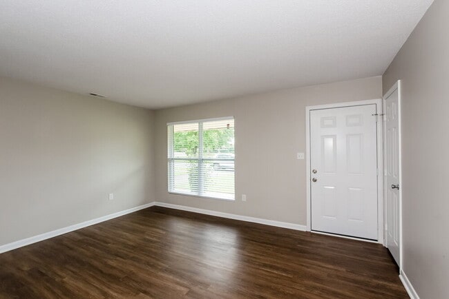 Foto del edificio - 3511 Firestone Dr